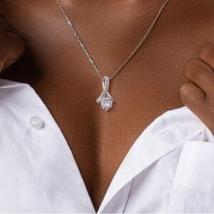 💎 Alluring Beauty Pendant Necklace – 14K White Gold Finish